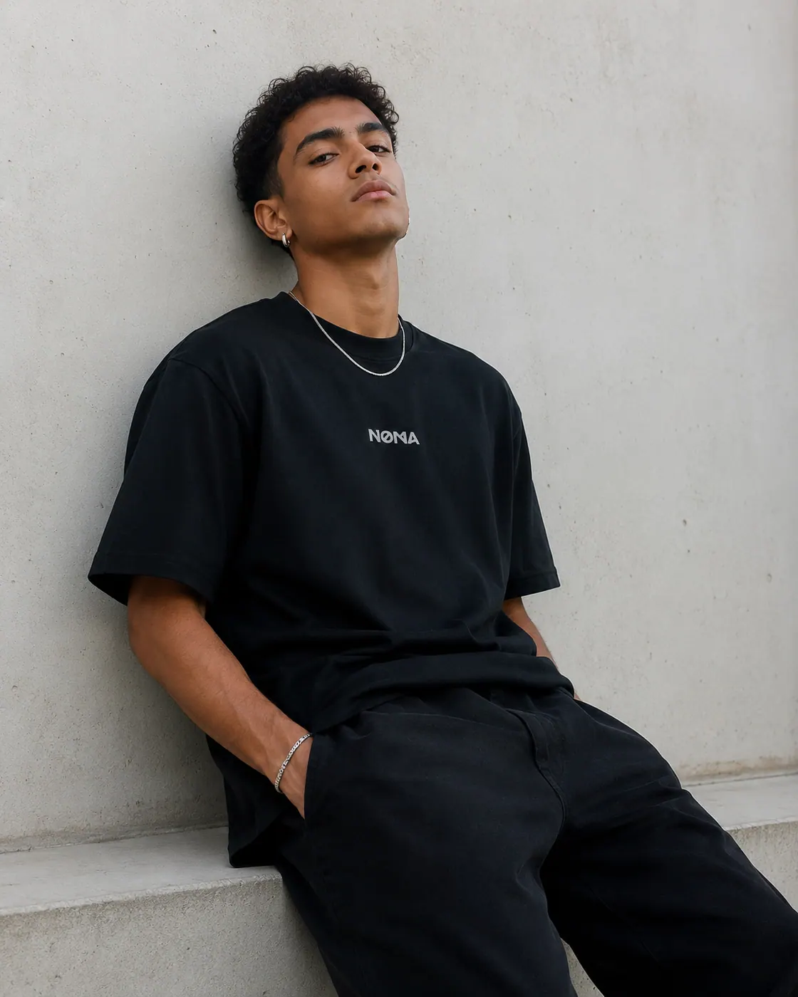 Modelo usando camisa oversized preta da NOMA